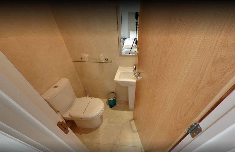 Mccafferty'S Guesthouse Ілфорд Екстер'єр фото